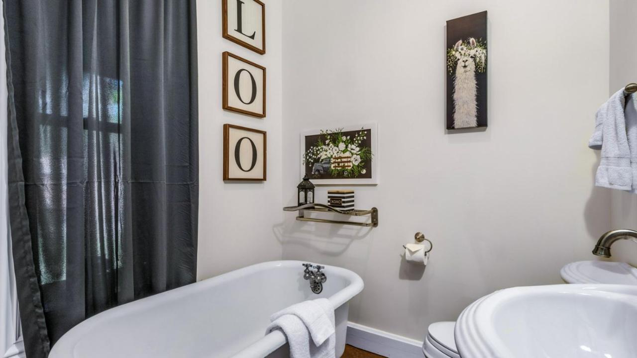 Hotel The Woodbridge House Kingsville Esterno foto